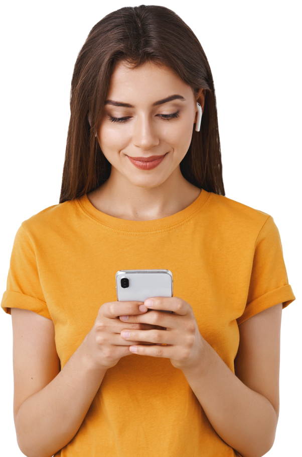Imagem de uma mulher mexendo no celular enquanto sorri.